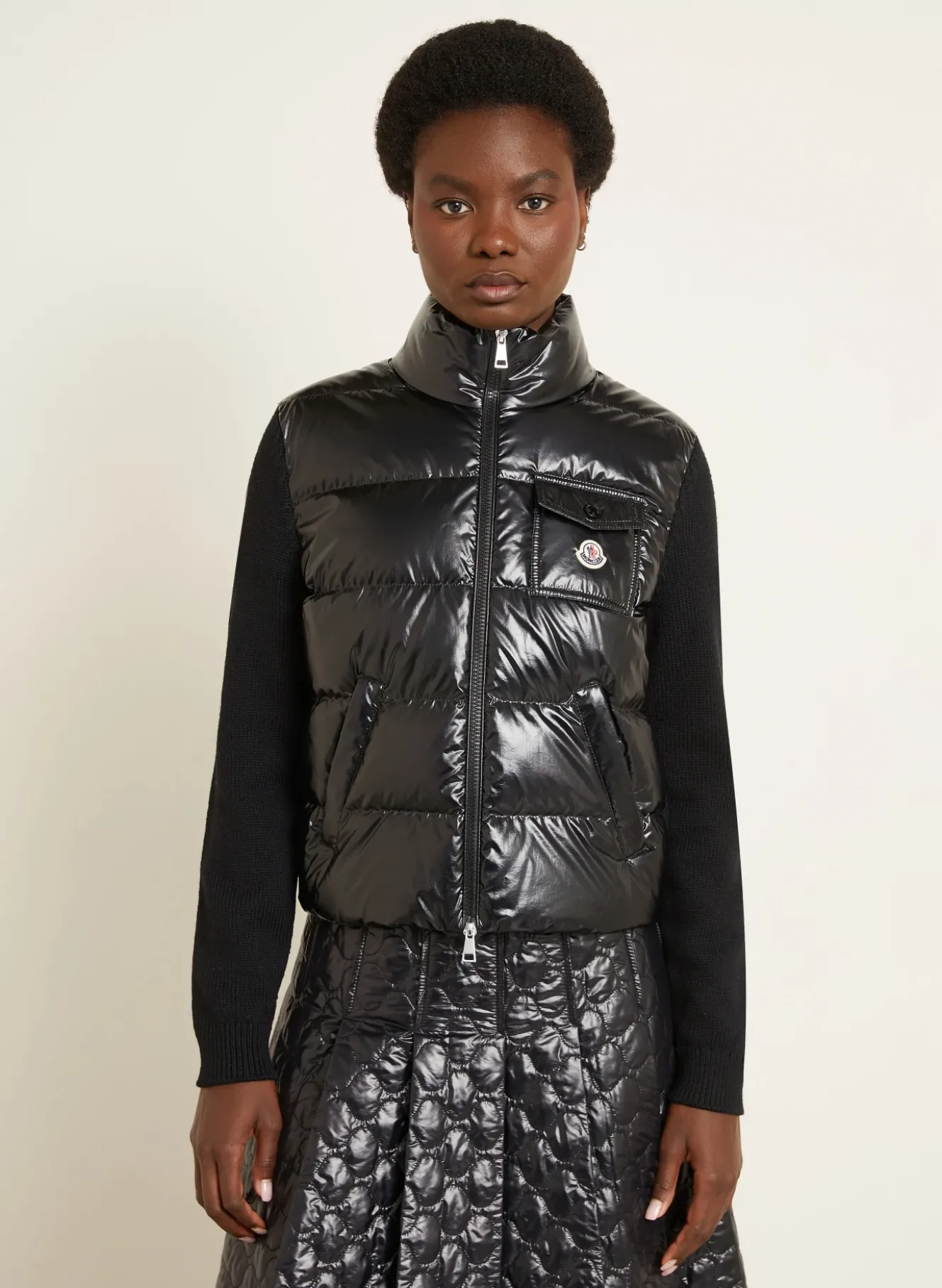 Strickjacke im Materialmix