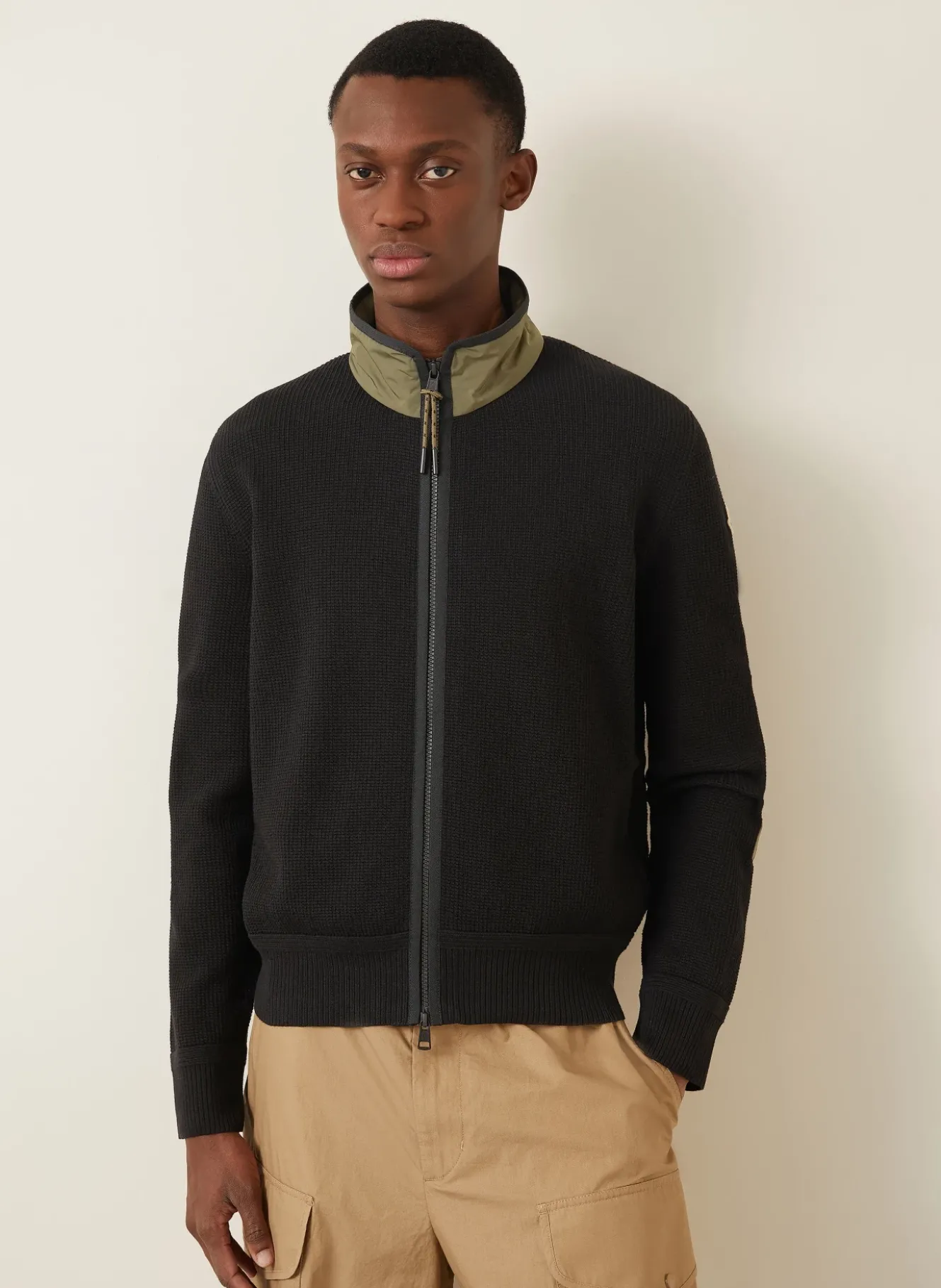 Strickjacke im Materialmix