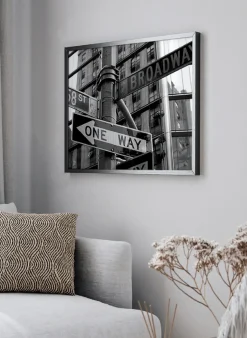 Wandbild ÜBERFÜLLTES STRAßENSCHILD mit Rahmen