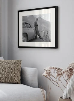 Wandbild SEAN CONNERY AM SET VON GOLDFINGER mit Rahmen